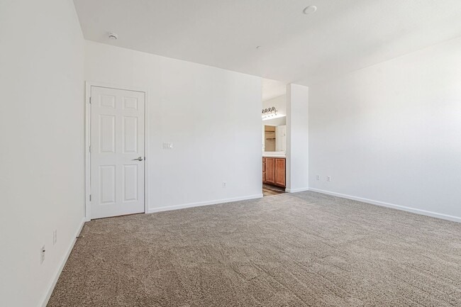 Building Photo - 1,331 sq ft with 2 on-suite bedrooms and o...