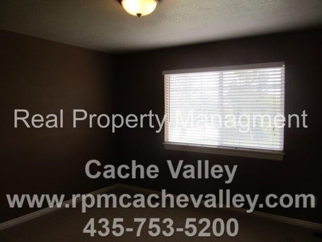 Building Photo - Pet Friendly, 2 br 1.5 bath Town home. Ava...