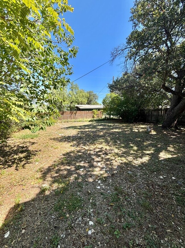 Building Photo - NOW AVAILABLE - 3 Bedroom home!