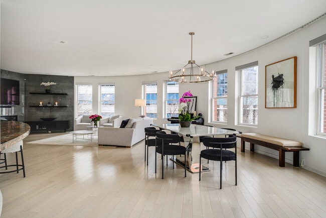 Building Photo - 501 N Kingsbury St