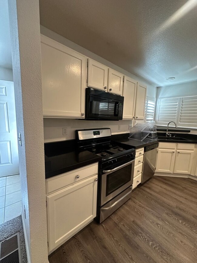 Building Photo - Adorable single story, 3 bedroom, 2 bath h...