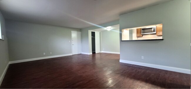 Building Photo - Beautiful Two Bedroom One Bath Apartment Home