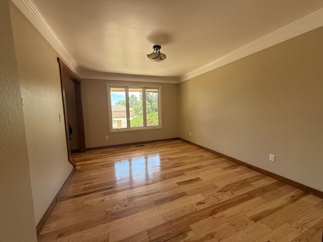 Building Photo - 5BD/4BA/3 car garage w Flat Yard Cheyenne ...