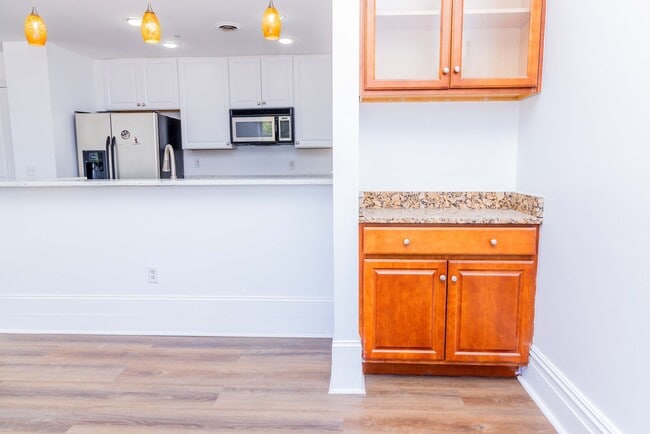 Building Photo - Luxury One Bedroom Unit in  Downtown Business District