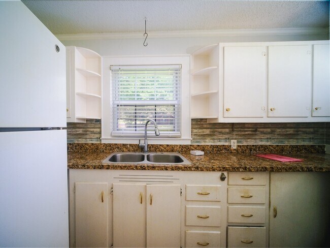 Building Photo - "Charming 3-Bedroom Home with Hardwood Floors & 2 Full Baths in Bessemer City – 1758 Sq Ft of Com...