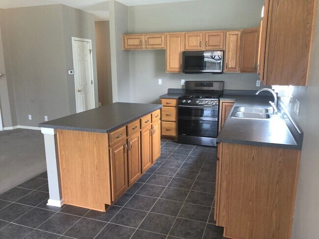 Building Photo - Large Home in Papillion For Rent!