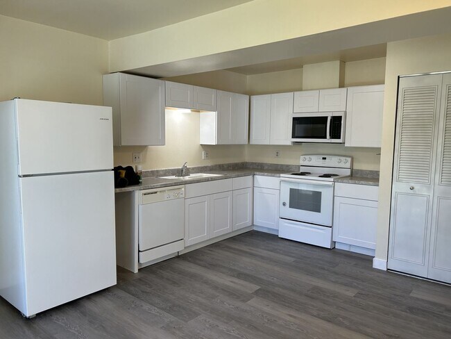 Building Photo - Updated 2 Bedroom Condo in Central Fort Collins - Available Now