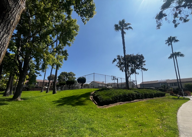 Building Photo - 4BR/2.5BA Two Story Condo Available