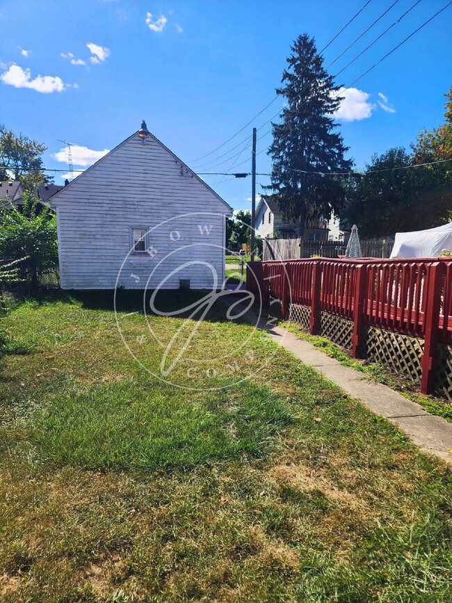Building Photo - 4 bed 2 bath with 1st floor bedroom and ba...