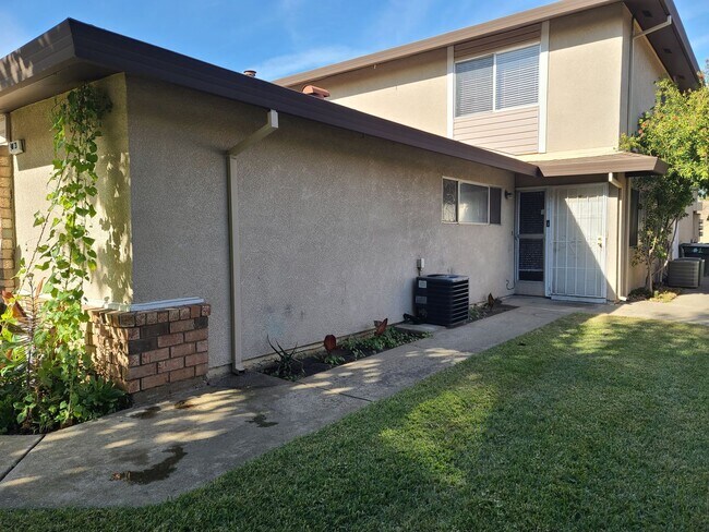 Building Photo - UPDATED RENTAL IN SACRAMENTO!