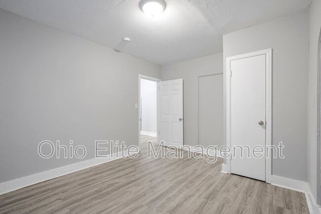 Building Photo - 987 Lilley Ave