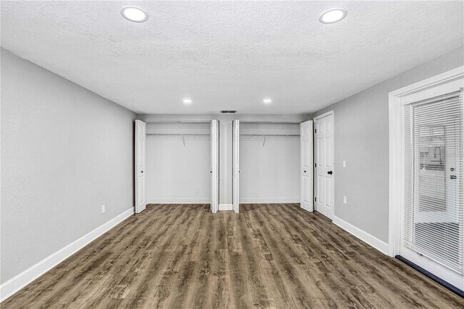 Building Photo - 223 Pinehurst Dr