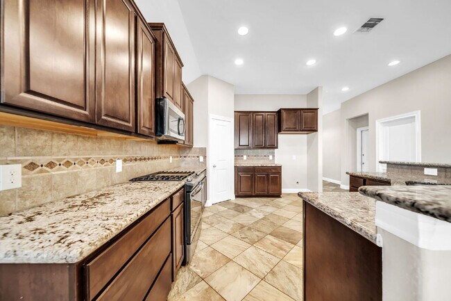 Building Photo - Welcome to this well-kept, single-story gem located in the Villas of Mia Lago!