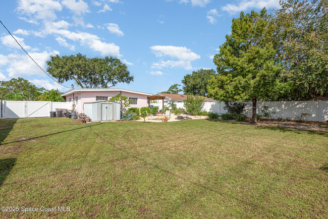 Building Photo - 121 Fern Ave