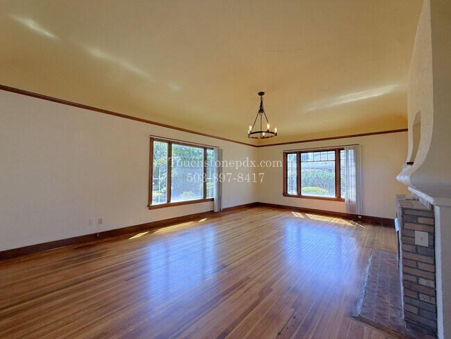 Building Photo - MOVE IN SPECIAL! ONE MONTH FREE! Timeless SE Portland 3 Bed Home w/Backyard, Hardwood Floors, & B...