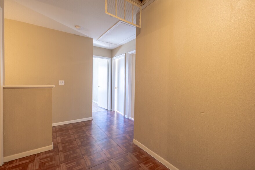 Building Photo - 7561 Windsor Oaks