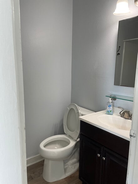 bathroom 2 - 815 W Pensacola St