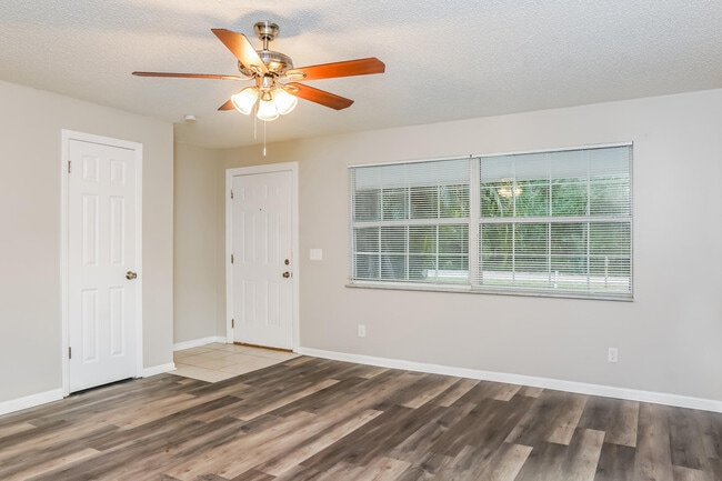 Building Photo - 6576 4th Ln
