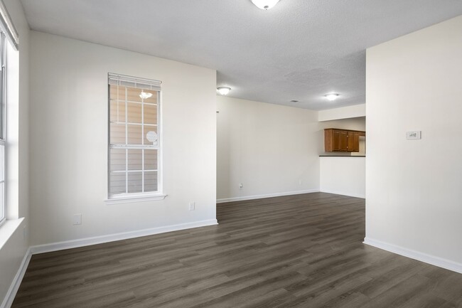 Building Photo - Beautiful Upgraded Townhome!
