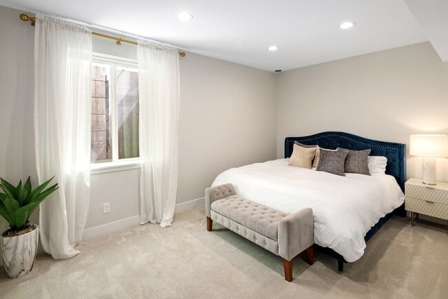 Building Photo - 6 Bedroom 5.5 Bathroom Single Family Home ...
