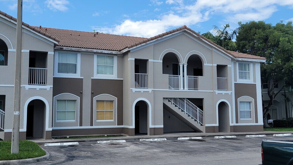 corner unit-ground floor - 1536 SE 26th St