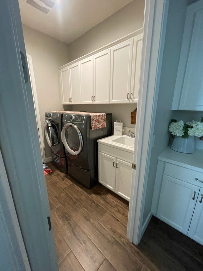 Building Photo - 5878 Lady Bells Dr