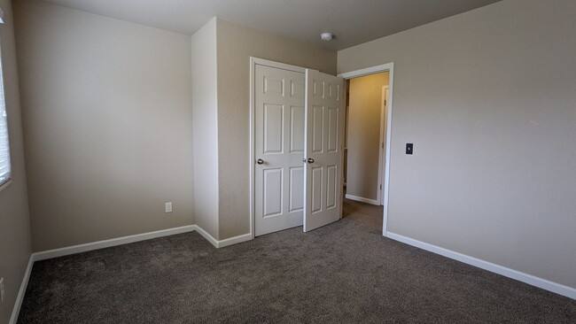 Building Photo - 3 BED/2.5 BATH END UNIT TOWNHOME W/PATIO & 2-CAR GARAGE!