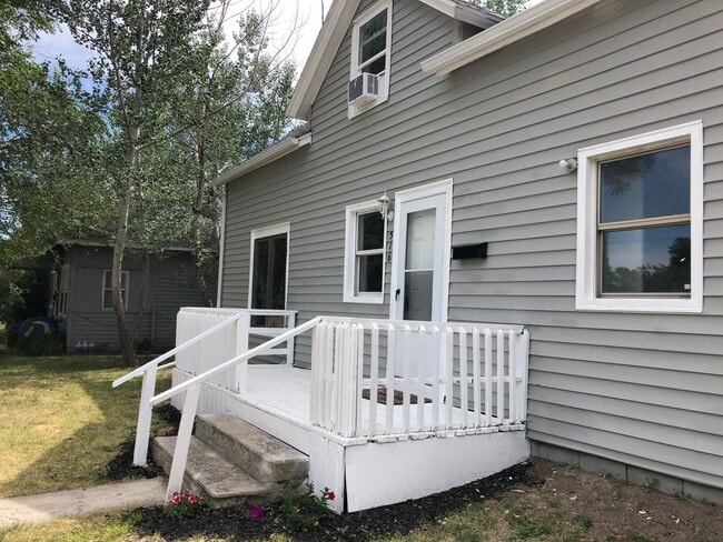 Building Photo - 4 bedroom, 1 bath. Dogs Ok, Remodeled in 2020, Laundry Hookups and Fenced Yard