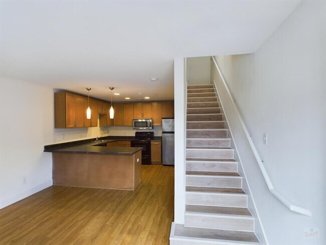 Primary Photo - 711 W 32nd St