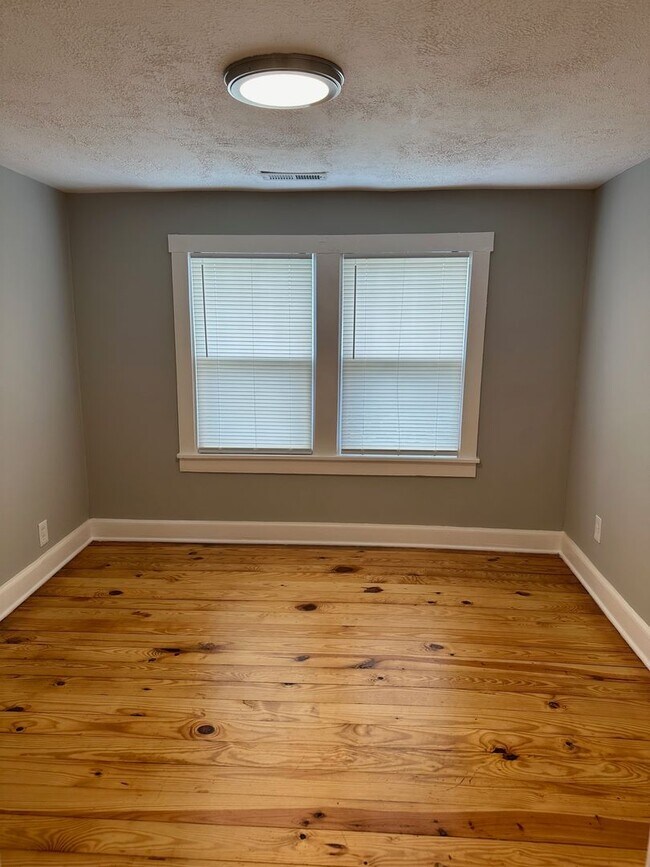 Building Photo - Available NOW! Adorable 4 Bed, 2 Bath Home for $2,600./month