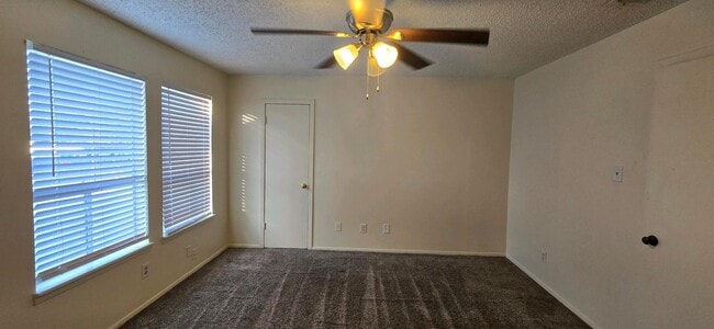 Building Photo - Coming Soon! 2 Bed / 1.5 Bath Townhome in ...