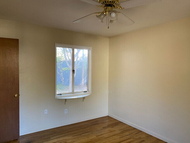 Building Photo - Quaint 2 Bedroom Duplex