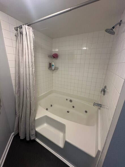 Interior whirlpool tub/shower - 270 E Highland Ave