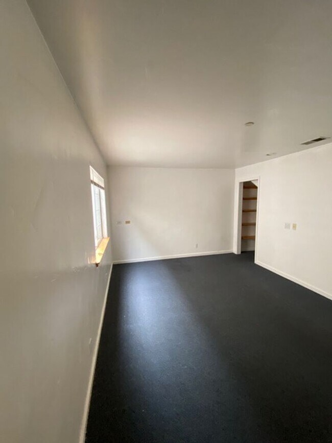 Building Photo - 6534 Del Playa Dr