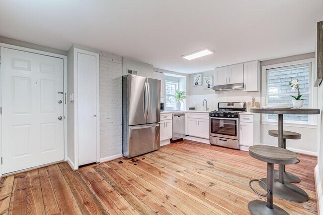 Building Photo - 2 Level Condo with parking, close to metro...