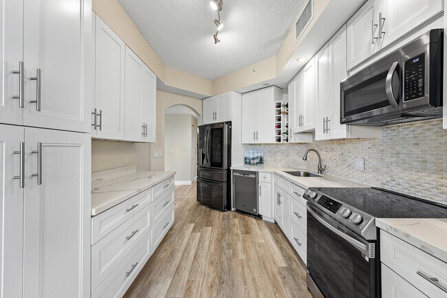 Building Photo - 7546 La Paz Blvd