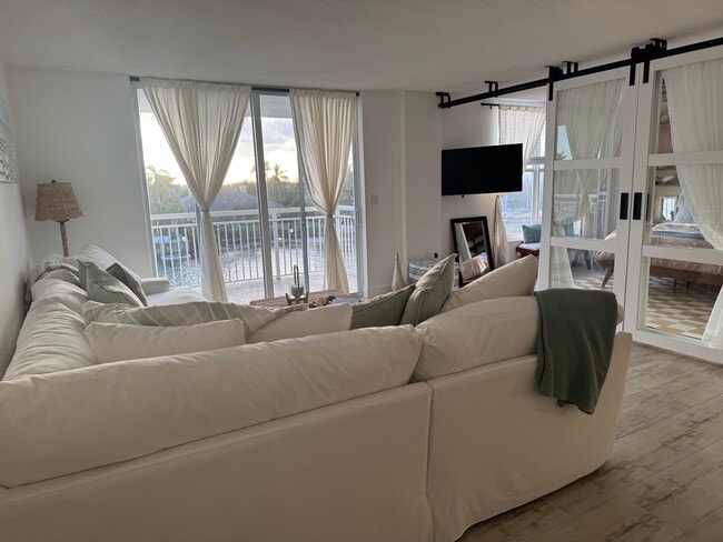 Building Photo - 1050 Hillsboro Mile