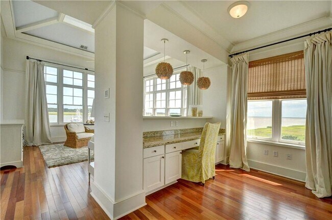 Building Photo - 10 Marina Dr