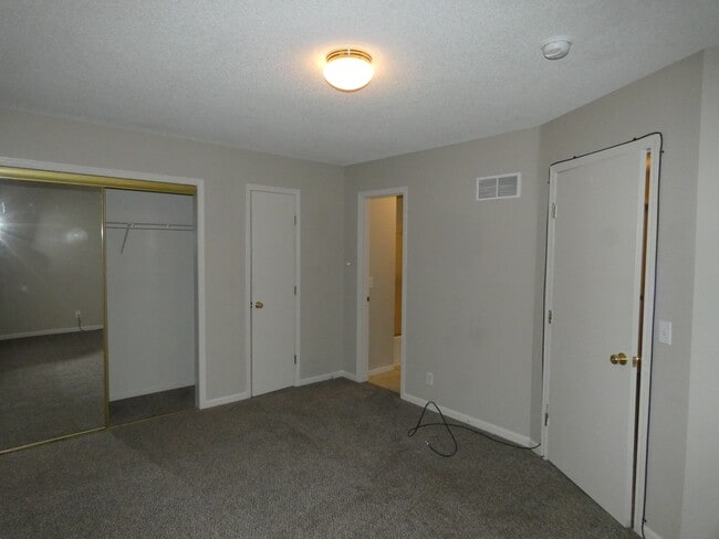 Building Photo - 10615 N Locust Ct