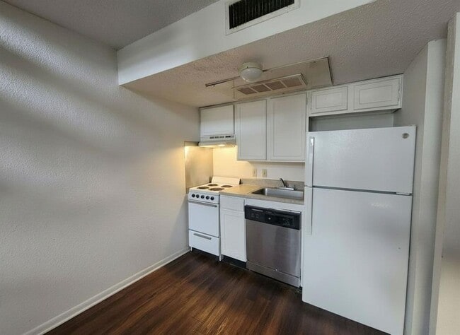 Building Photo - 701 W 25th St