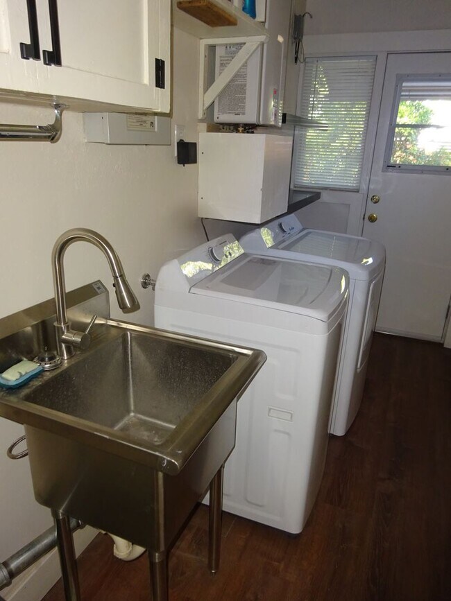 Building Photo - 2 bedroom, 1 bath in Land Park