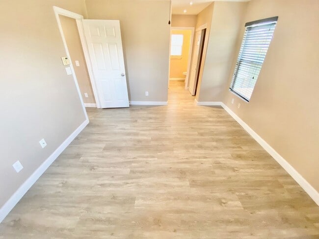Building Photo - STUNNING 2 STORY HOME 3 BEDROOM 2.5 BATH W/ ONE CAR GARAGE IN A GATED COMMUNITY!