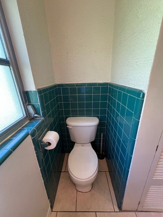 Building Photo - AVAIL 10/15 -- $1,200 ** Annual ** 2 Bed /...