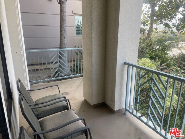 Building Photo - 5625 Crescent Park E