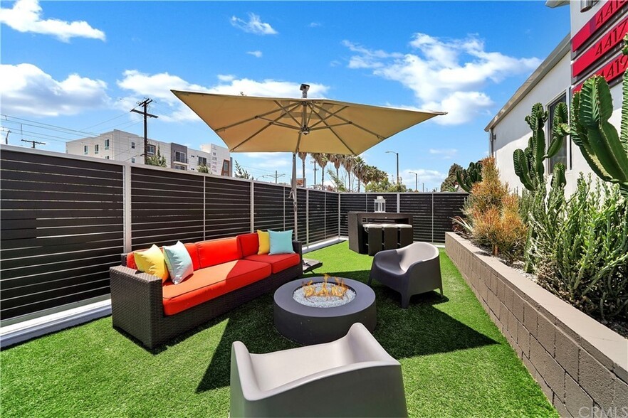 Outdoor Seating Area - 4415 Exposition Blvd