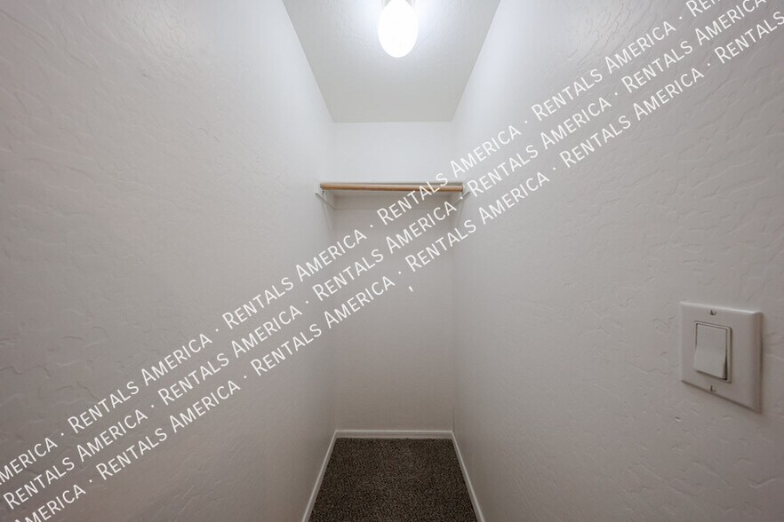 Building Photo - 1295 E Leaf Rd