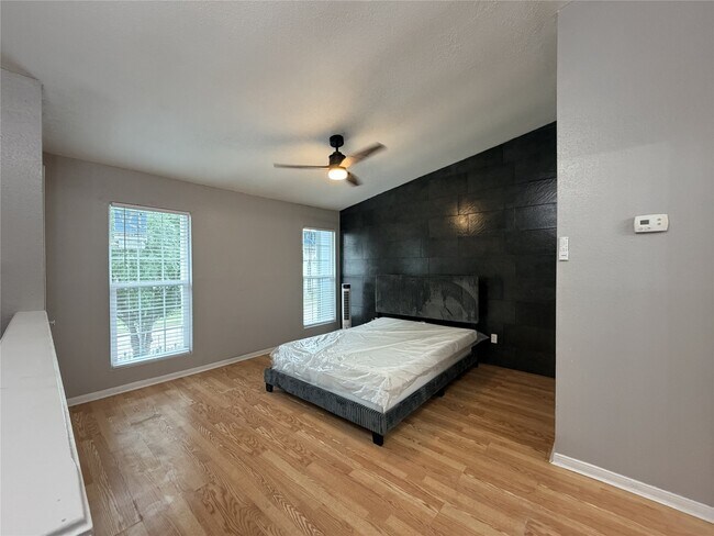 Building Photo - 9550 Deering Dr