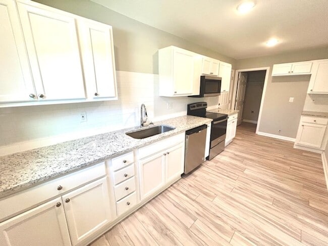Building Photo - Charming 2 Bedroom Home in North Huntsvill...
