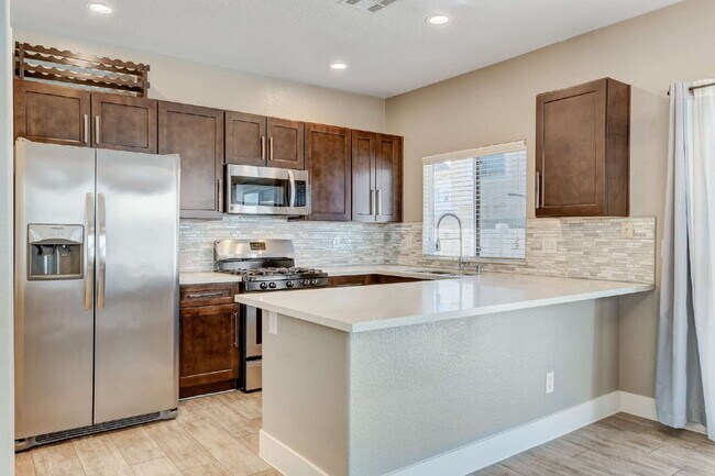 Building Photo - "Charming 2-Bedroom Townhouse Retreat with 2.5 Baths in South Henderson -with Backyard “