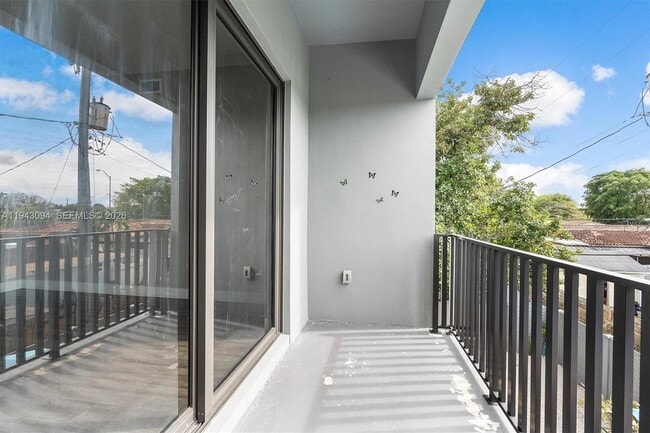 Building Photo - 444 E 16th St